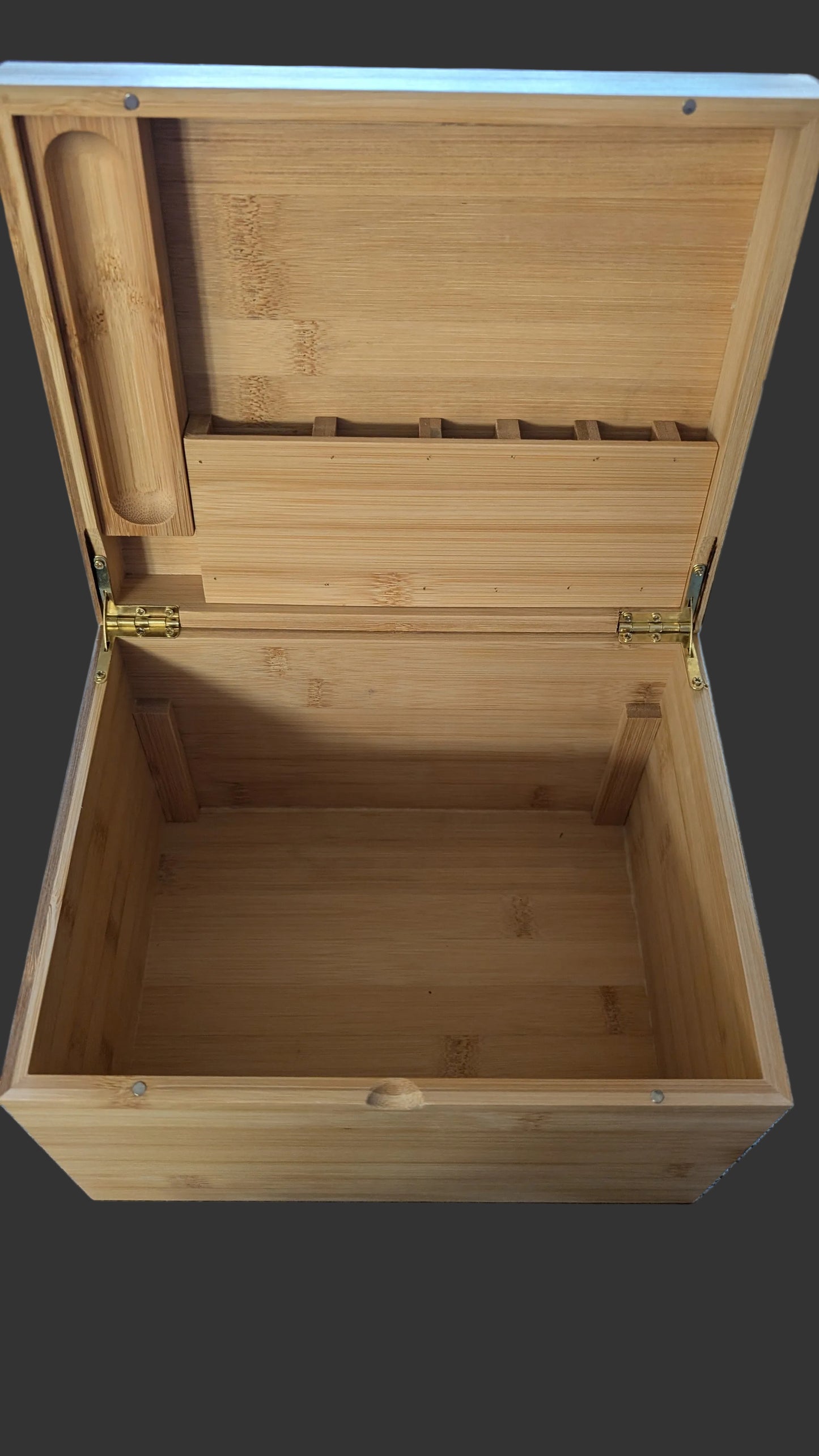 Box mit dreiligem Brett